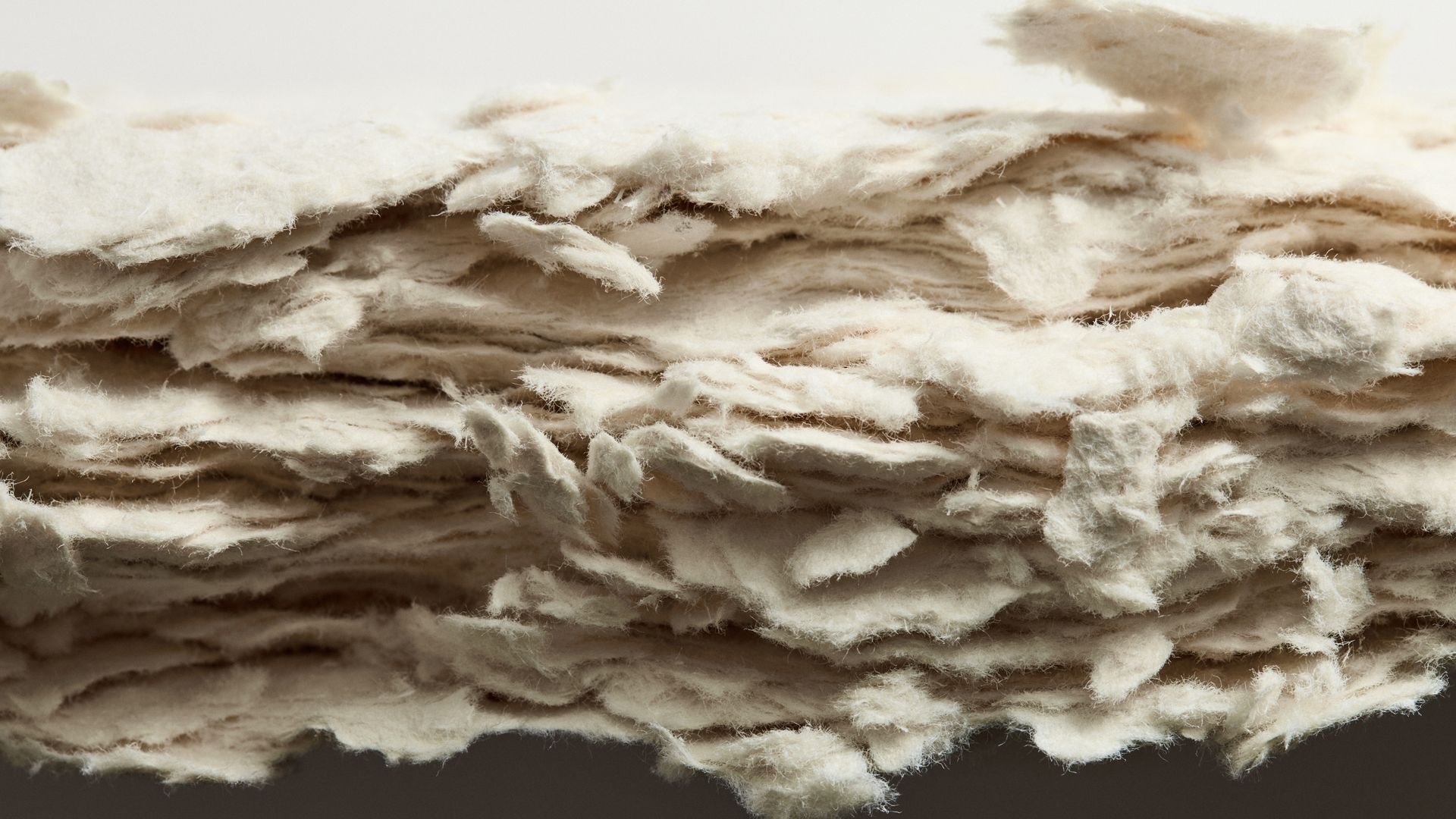 Nærbillede af lag af skumformet træfiber